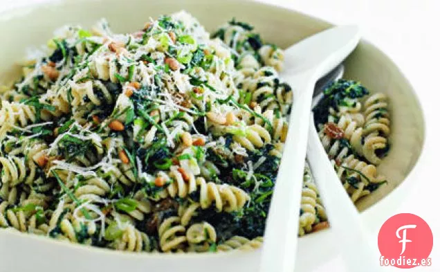 Fusilli con Espinacas, Ricota y Pasas Doradas
