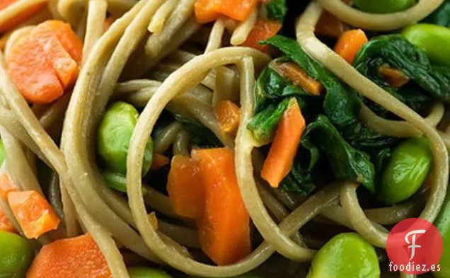 Fideos Soba Con Edamame, Zanahorias Y Espinacas