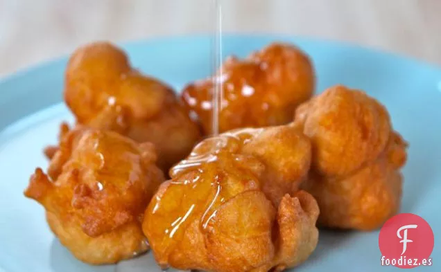 Buñuelos de Bimuelo Israelíes Fritos con Levivot y Jarabe Dulce