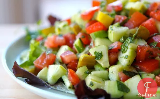 Ensalada Israelí con Pepinillos y Menta