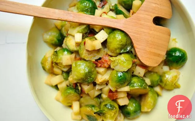 Coles de Bruselas Glaseadas y Manzanas en Mantequilla y Nata Doradas