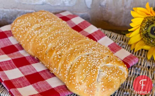 Estromboli con Aceitunas, Tomates Secados al Sol, Jamón, Salami y Queso