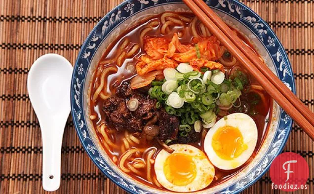 Sopa de Fideos de Carne de Res Ramyun Coreana Picante Casera al Estilo de la Taza de Espinilleras