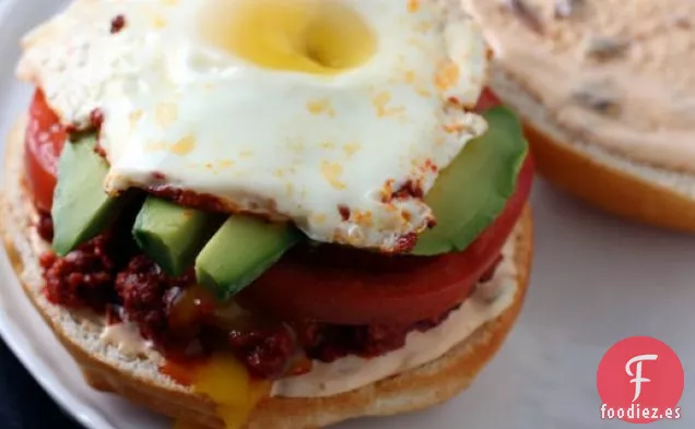 Cemitas de Chorizo, Aguacate y Huevo con Mayonesa de Chipotle