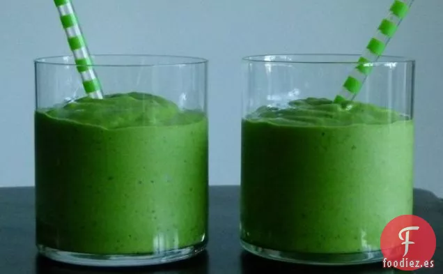 Batido De Espinacas Y Aguacate (también conocido como