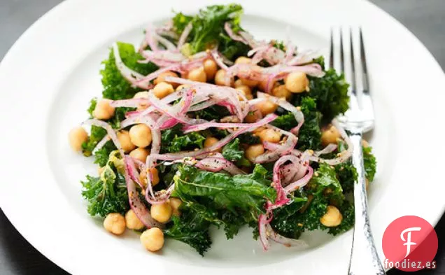 Ensalada de Col Rizada Marinada y Garbanzos Con Cebolla de Zumaque