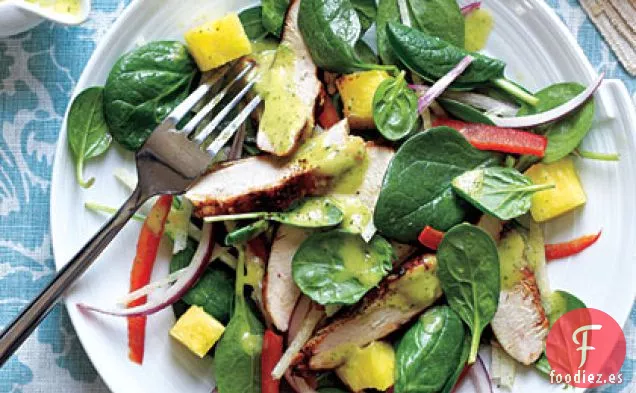 Ensalada de Espinacas y Pollo a la Parrilla con Aderezo Picante de Piña