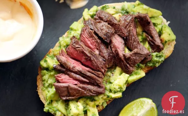 Sándwiches de Carne a la Parrilla, Aguacate y Crema Picante