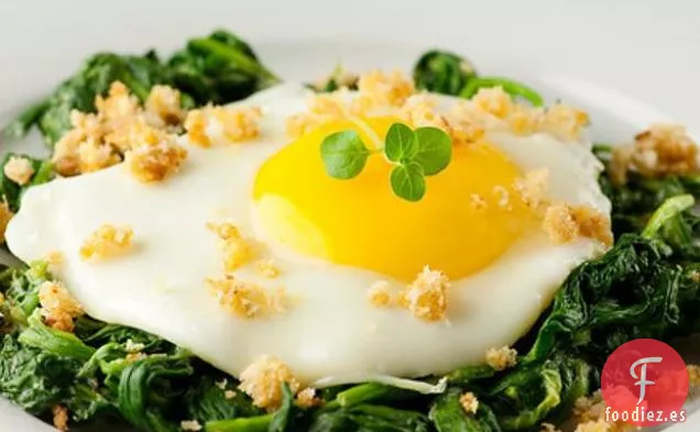 Huevos Con Espinacas A La Crema De Mostaza Y Migas De Pan Crujientes