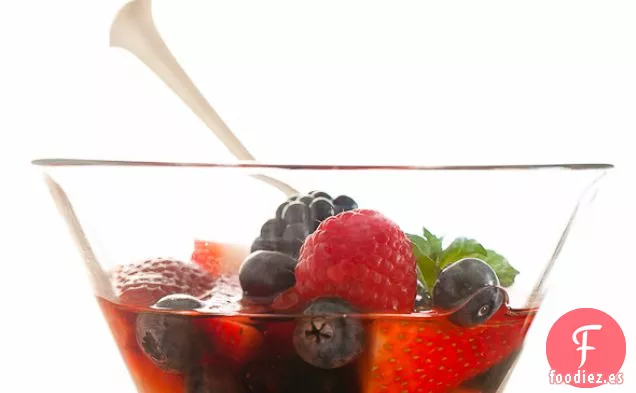 Bayas Mixtas en Vino Rosado con Mascarpone de Miel | una Sopa de Frutas Veraniega