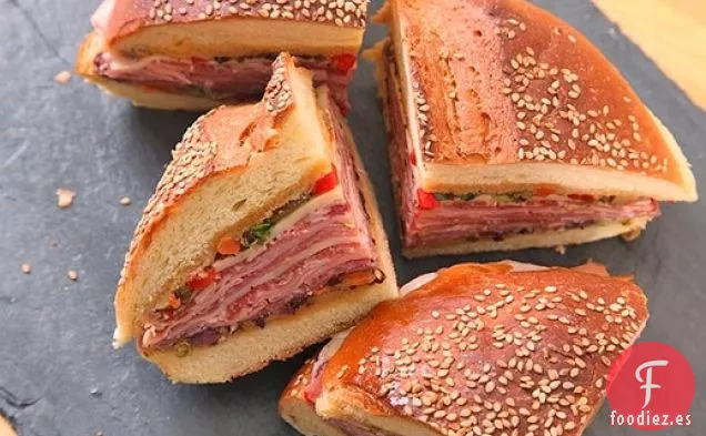 Sandwich de Muffuletta Clásico de Nueva Orleans