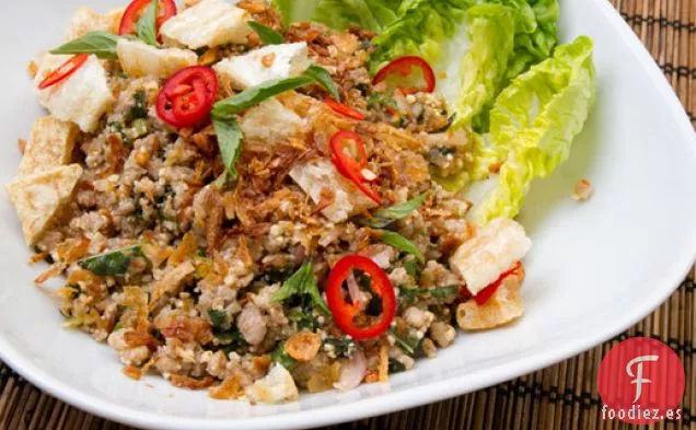 Larb de Cerdo (Ensalada Tailandesa con Cerdo, Hierbas, Chile y Arroz Tostado en Polvo)