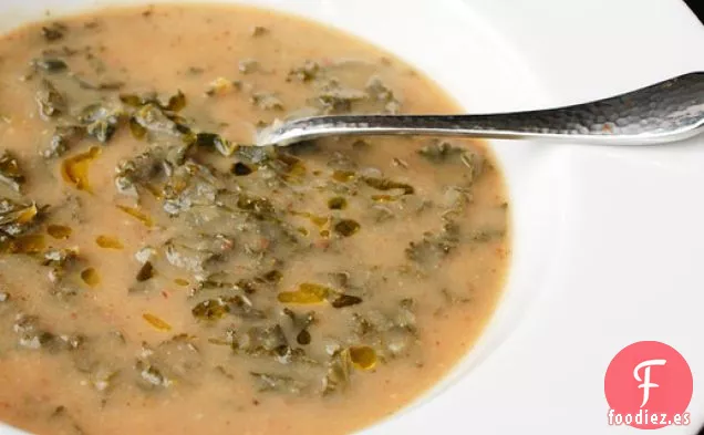 Vegano: Sopa de Coliflor Carbonizada Ahumada y Patata con Col Rizada