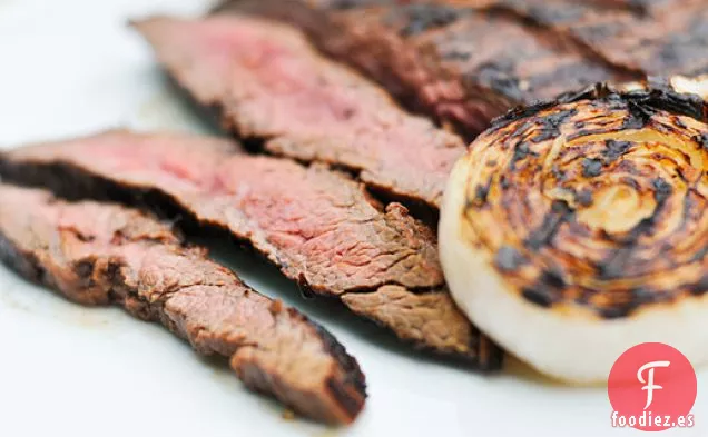 Asar a la Parrilla: Filete de Flanco Marinado con Mojo y Cebolla a la Parrilla