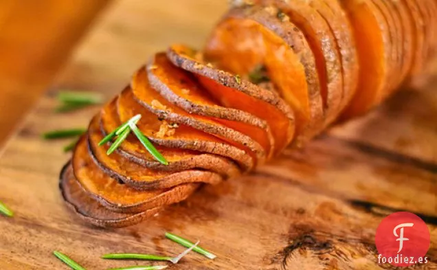 Batatas Hasselback a la parrilla con Romero y Ajo