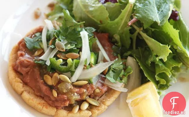 Sopes Veganos con Frijoles Refritos y Salsa Verde