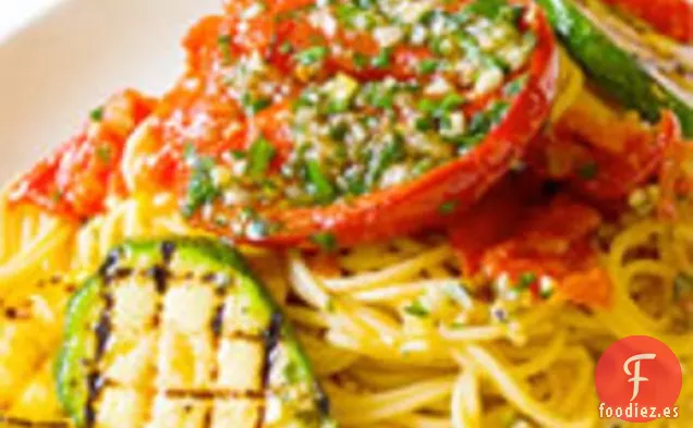 Come por Ocho dólares: Spaghetti All'Aglio e Olio con Verduras de Verano Marinadas