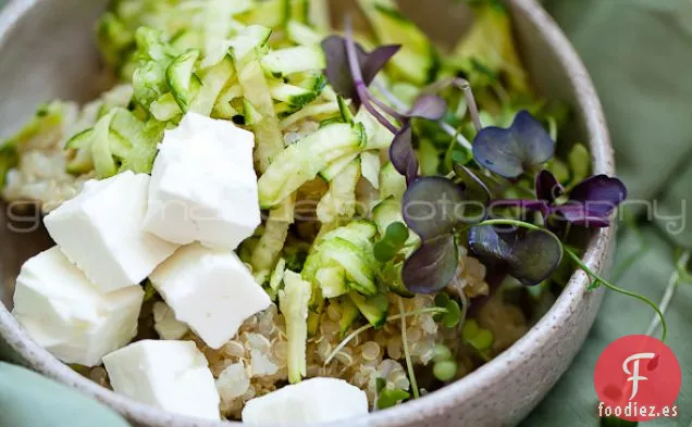 ensalada de quinua de calabacín con microgreens / verduras tiernas