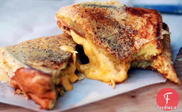 Sándwich Crujiente de Queso A La Parrilla