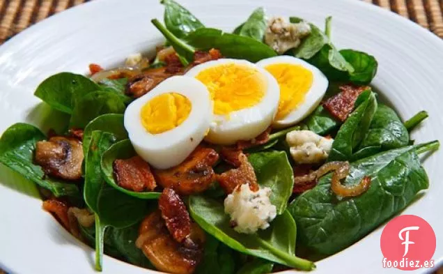 Ensalada de Espinacas con Tocino, Cebolla Caramelizada, Champiñones y Queso Azul en un Aderezo de Salsa de Tocino Cubierto con un Huevo Duro
