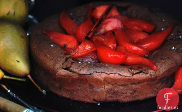 Pastel de Chocolate sin Harina con Peras Especiadas