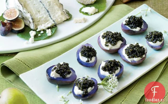Patatas Moradas Cubiertas con Crema Agria y Caviar