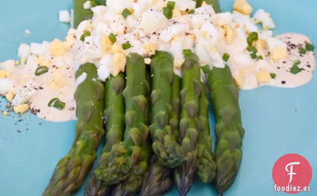 Ensaladas Serias: Espárragos con Salsa de Mostaza Dijon y Huevo Duro Picado