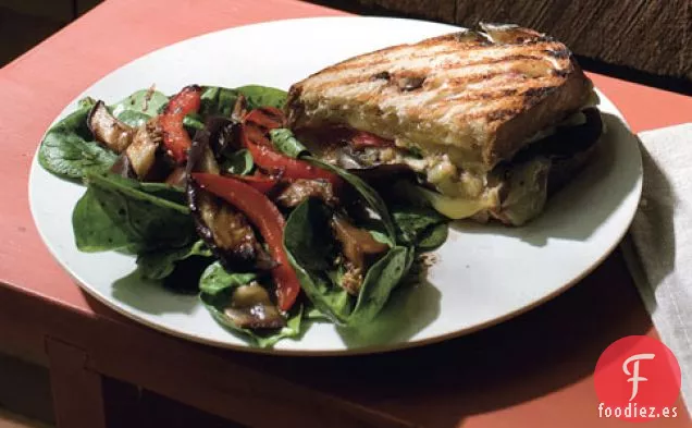 Berenjena, Pimiento Rojo Y Fontina Panini Con Ensalada De Espinacas