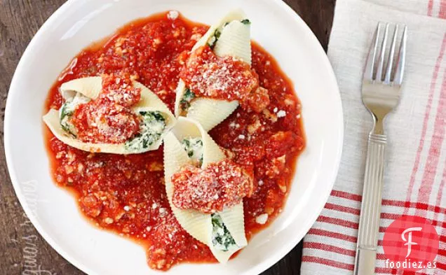 Conchas Rellenas De Espinacas Con Salsa De Carne