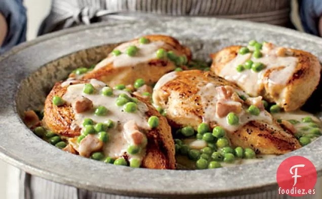 Pechuga de Pollo con Crema de Panceta y Guisantes