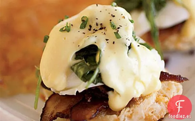 Huevos Benedict con Tocino y Rúcula