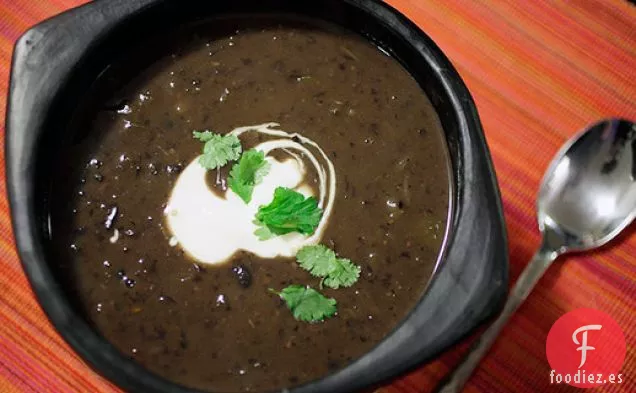 Sopa de Frijoles Negros de 30 Minutos