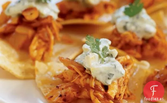 Pollo Asado-Nachos de Chipotle con Crema de Cilantro y Aguacate
