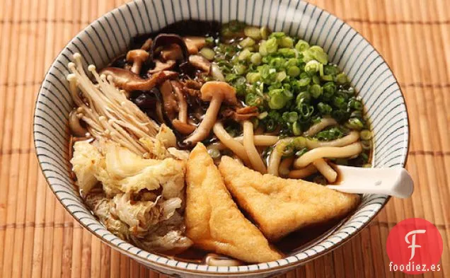 Udon Japonés con Caldo de Hongos y Soja con Champiñones Salteados y Repollo (Vegano)