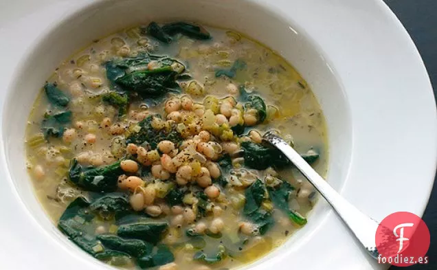 Abundante Sopa de Frijoles Blancos y Espinacas con Romero y Ajo (Vegano)