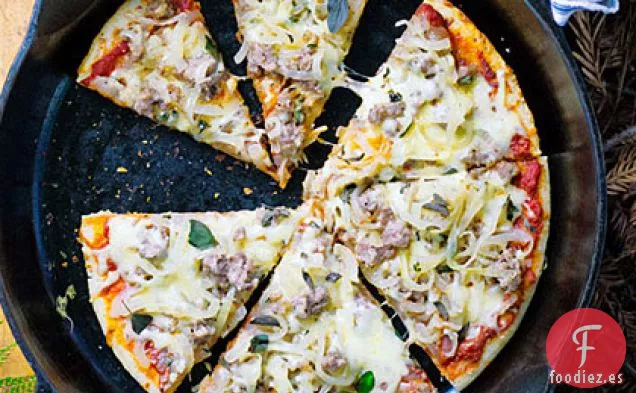 Pizza de Campamento con Cebollas Caramelizadas, Salchichas y Fontina