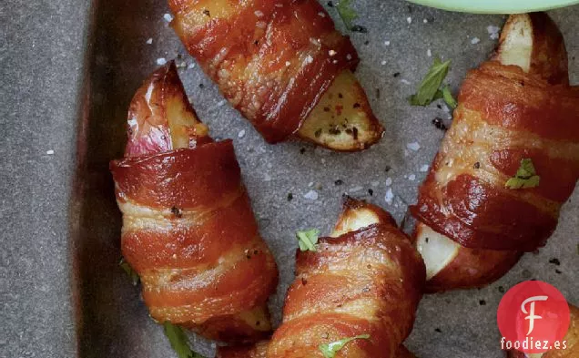 Patatas Envueltas en Tocino con Salsa de Queso Blanco