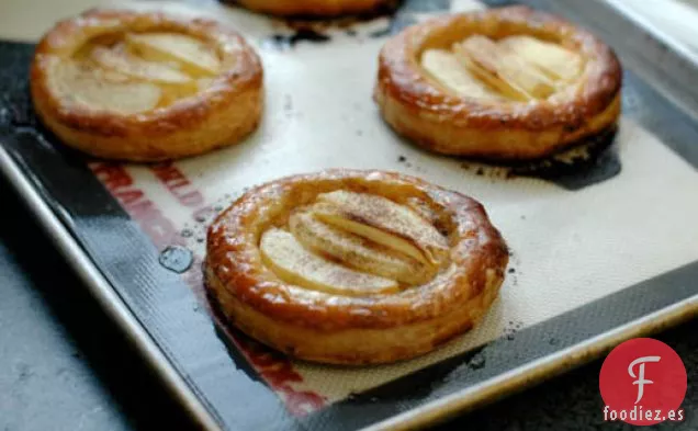 El Susurro Más Crujiente: Tartaletas de Manzana, Queso de Cabra y Miel