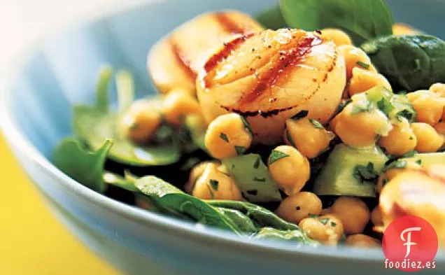Vieiras a la Parrilla con Ensalada de Garbanzos y Limón