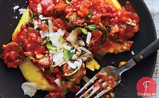 Polenta de Parmesano y Salsa de Salchicha Picante
