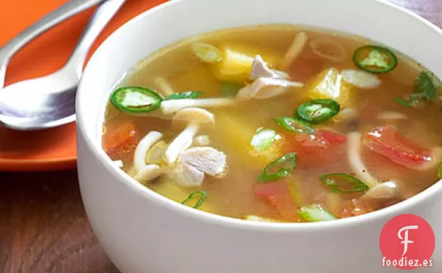 Sopa de Pollo con Piña y Verbena de Limón