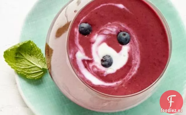 Sopa de Arándanos y Yogur con Remolino de Lima