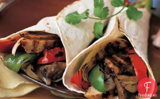 Fajitas de Carne y Pollo con Pimientos y Cebollas