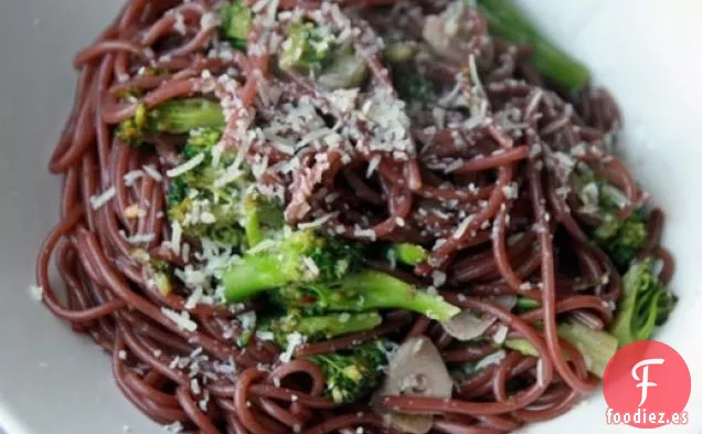 Cena de esta Noche: Espaguetis de Vino Tinto con Brócoli