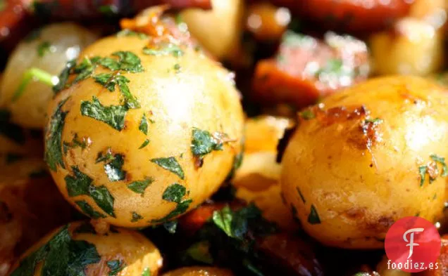 El Ingrediente Secreto (Chorizo): Patatas Crujientes de Chorizo con Cebollas Perladas y Ajo Entero