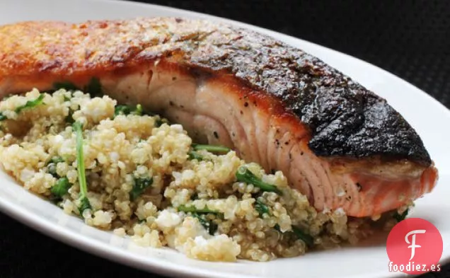 Salmón en Sartén con Quinua, Queso Feta y Rúcula