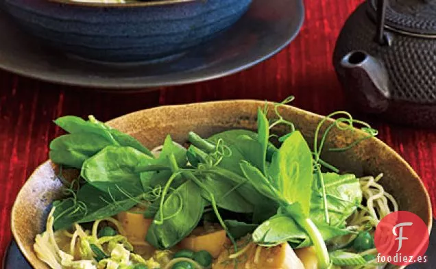 Fideos de Coco con Vieiras y Zarcillos de Guisantes