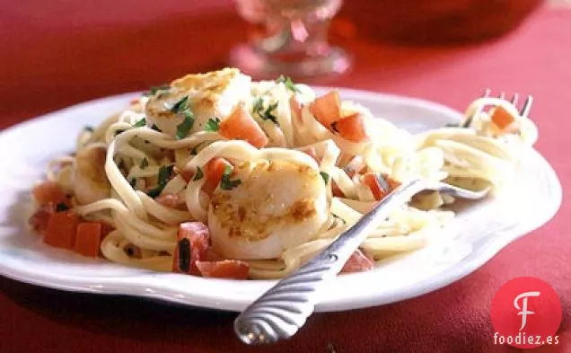 Vieiras en Sartén sobre Linguini con Salsa de Crema de Tomate