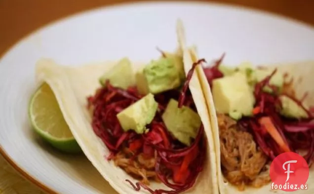 Coma por Ocho dólares: Tacos de Cerdo Fáciles de Cocinar a Fuego Lento con Crujiente de Col Roja y Aguacate