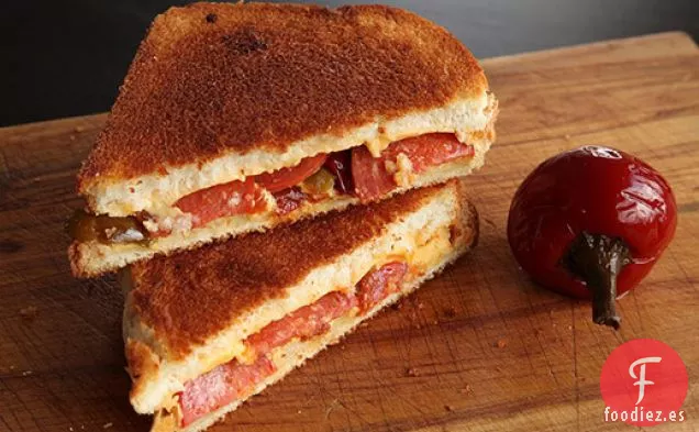 Queso a la Parrilla con Pepperoni y Pimientos Cereza en Escabeche